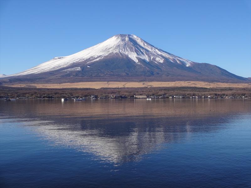 対岸の長池より見た富士山（車で約10分）