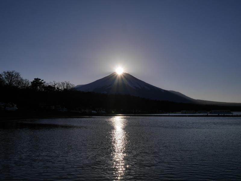旭日丘から見るダイヤモンド富士。2月22日撮影。
