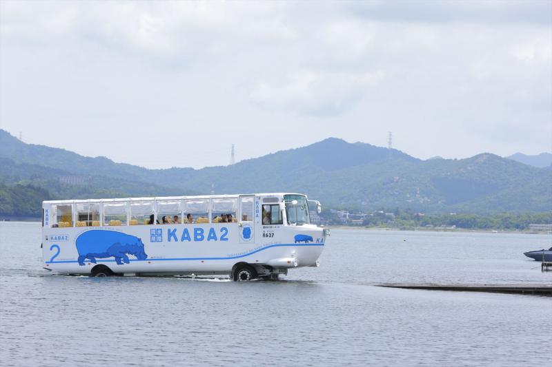 水陸両用バス「KABA」（乗り場までは車ですぐです）